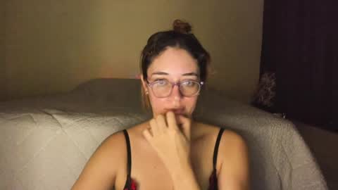 Snapshot of atenas__05 chatting on April 4, 2026, 9:29 am atenas online show from April 4, 2026, 9:29 am