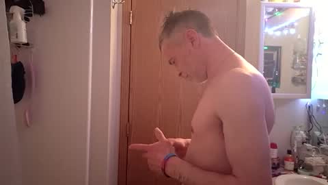 jonnyandrew online show from April 1, 2026, 4:13 am