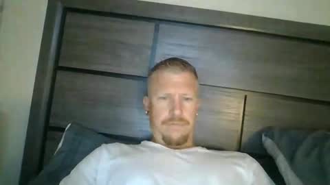 AthleticWhiteboy777 online show from May 25, 2026, 7:47 am