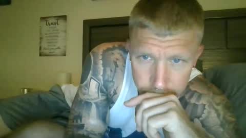 AthleticWhiteboy777 online show from May 28, 2026, 4:43 am