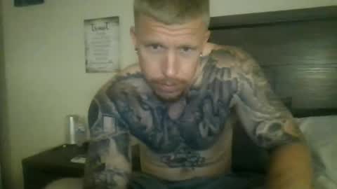 AthleticWhiteboy777 online show from May 29, 2026, 4:43 am