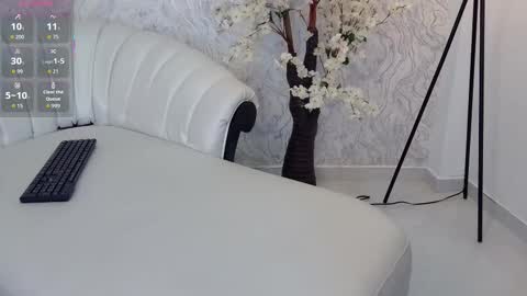 Aura sanders online show from December 5, 2025, 11:52 am