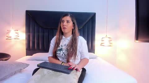 Aura Evans online show from September 9, 2025, 8:08 pm