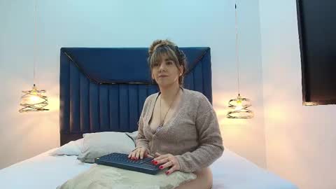 Aura Evans online show from September 18, 2025, 12:18 pm