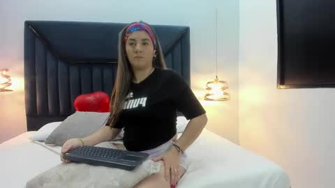 Aura Evans online show from September 22, 2025, 11:45 am