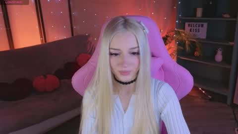 Aura online show from April 3, 2026, 9:02 pm