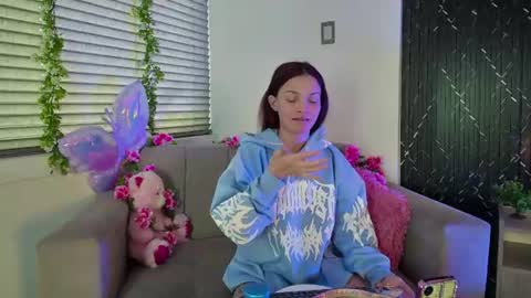Snapshot of aurora_petitee chatting on June 10, 2026, 1:43 pm Aurora online show from June 10, 2026, 1:43 pm