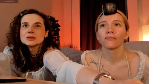 aurorawrenfield online show from March 26, 2026, 3:01 am