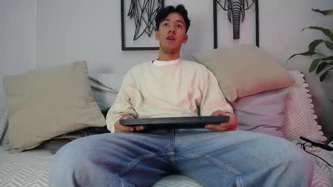 austinreeds online show from November 5, 2025, 12:05 pm