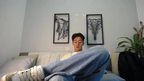 austinreeds online show from November 15, 2025, 12:34 pm