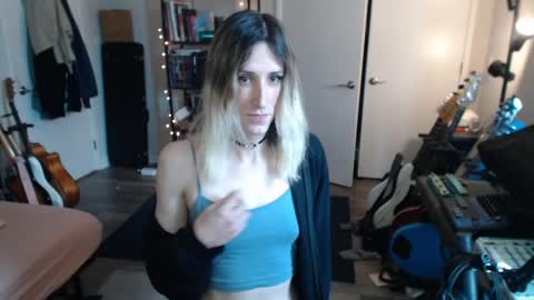 Snapshot of ava_reinhart_999 chatting on May 14, 2026, 8:04 pm Ava online show from May 14, 2026, 8:04 pm