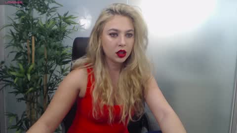 Snapshot of avablue_ chatting on December 2, 2024, 7:14 am online show from December 2, 2024, 7:14 am