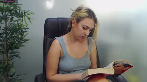 Snapshot of avablue_ chatting on January 31, 2025, 10:20 am online show from January 31, 2025, 10:20 am