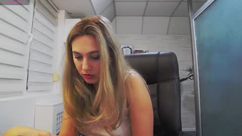 Snapshot of avablue_ chatting on February 6, 2025, 7:13 am online show from February 6, 2025, 7:13 am