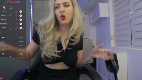 Snapshot of avablue_ chatting on February 8, 2025, 4:03 am online show from February 8, 2025, 4:03 am