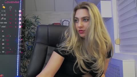 Snapshot of avablue_ chatting on February 8, 2025, 10:18 am online show from February 8, 2025, 10:18 am