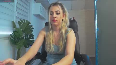 Snapshot of avablue_ chatting on February 24, 2025, 5:54 am online show from February 24, 2025, 5:54 am