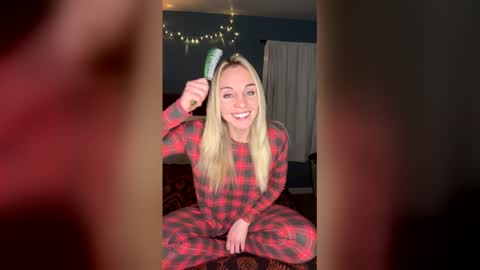 Snapshot of avarosefit chatting on January 7, 2026, 2:25 am Ava Rose online show from January 7, 2026, 2:25 am