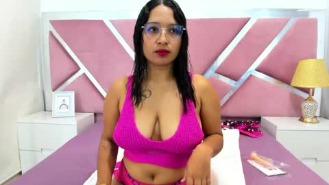 Hot Avie online show from April 16, 2026, 8:42 pm