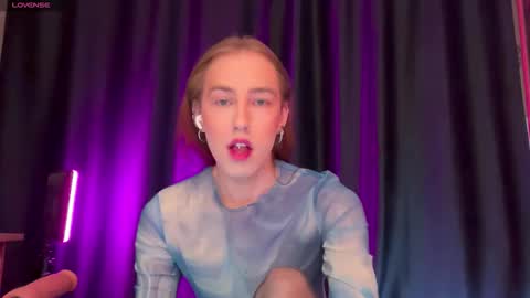 avril_pearly_ online show from December 15, 2025, 11:58 am