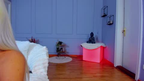 Snapshot of awww_ella chatting on April 19, 2026, 4:12 am Ella online show from April 19, 2026, 4:12 am