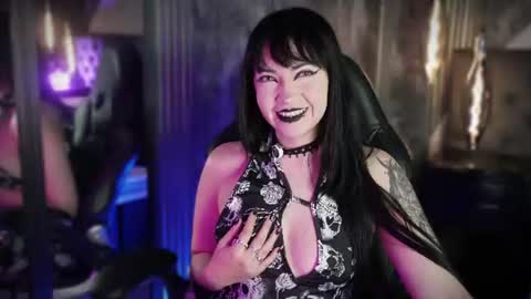 Snapshot of aylen_darkmoor chatting on June 18, 2026, 6:45 pm Aylen online show from June 18, 2026, 6:45 pm