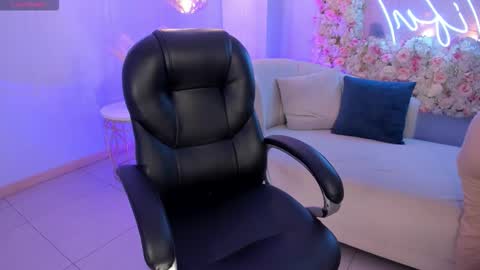 Ayshel online show from October 10, 2025, 4:11 am