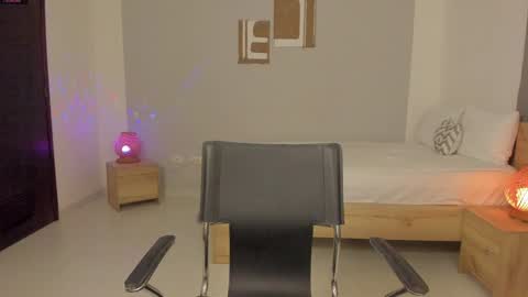 itzell  online show from December 18, 2024, 2:32 am