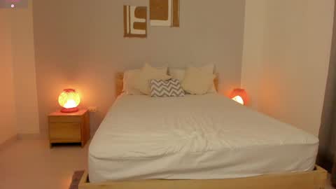 itzell  online show from January 6, 2025, 4:47 am