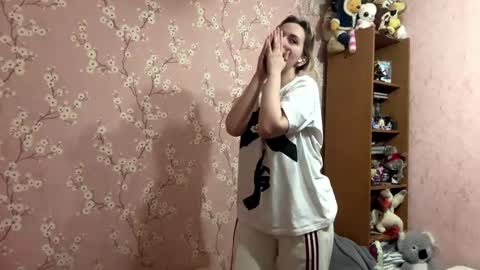 Mia online show from April 25, 2026, 4:48 pm