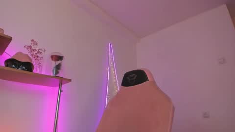 Snapshot of beautyeliise chatting on February 24, 2025, 12:37 pm Eliise online show from February 24, 2025, 12:37 pm