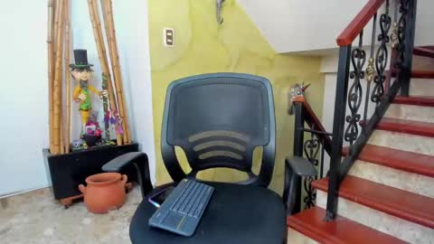 independent model online show from December 11, 2024, 12:55 pm