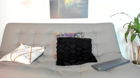 independent model online show from February 27, 2025, 2:42 am