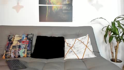 independent model online show from February 28, 2025, 1:05 am