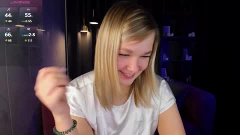 Snapshot of bella_cosmos chatting on December 22, 2024, 5:12 am Bella online show from December 22, 2024, 5:12 am