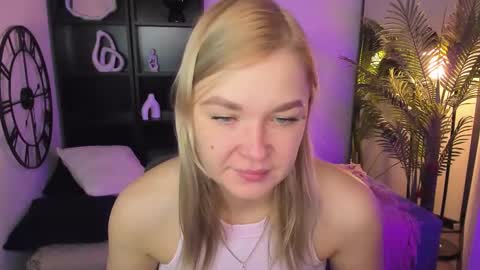 Bella online show from November 30, 2025, 9:02 am