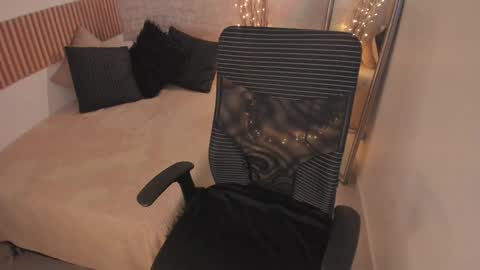 Dessi  online show from January 10, 2025, 12:15 pm