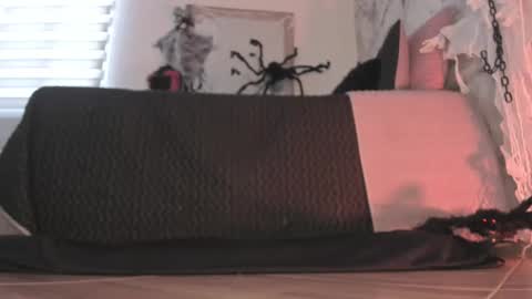 Dessi  online show from October 29, 2025, 1:35 pm