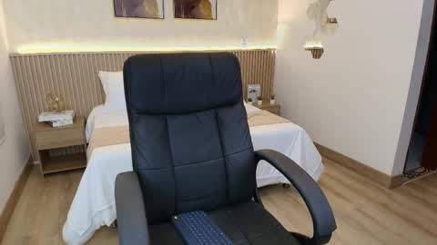 bella_millers online show from March 31, 2026, 6:52 pm