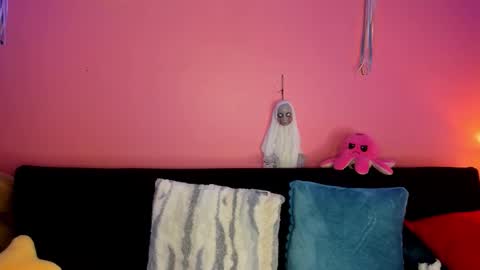 Bella Ponce  online show from October 14, 2025, 2:51 pm