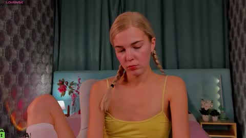 Snapshot of bella_stewartt chatting on September 11, 2025, 12:44 am Bella online show from September 11, 2025, 12:44 am
