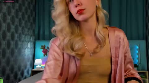 Snapshot of bella_stewartt chatting on September 15, 2025, 12:10 am Bella online show from September 15, 2025, 12:10 am