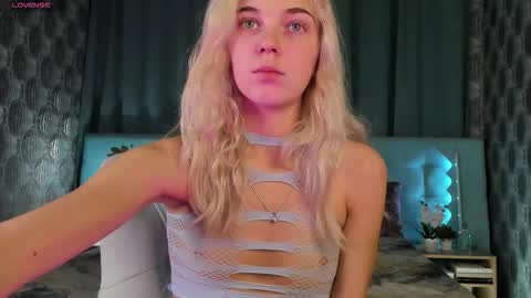 Snapshot of bella_stewartt chatting on September 18, 2025, 12:01 am Bella online show from September 18, 2025, 12:01 am