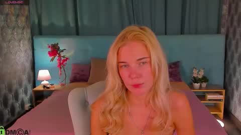 Snapshot of bella_stewartt chatting on September 22, 2025, 12:01 am Bella online show from September 22, 2025, 12:01 am