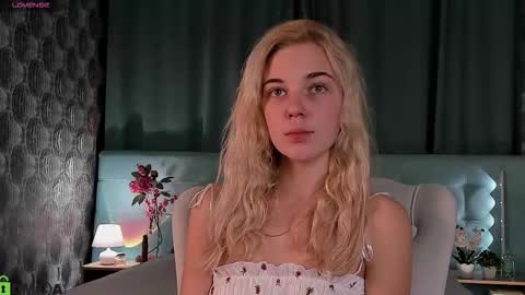 Snapshot of bella_stewartt chatting on September 24, 2025, 12:03 am Bella online show from September 24, 2025, 12:03 am