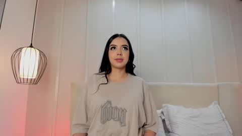  B E L L A   online show from December 19, 2025, 8:05 pm