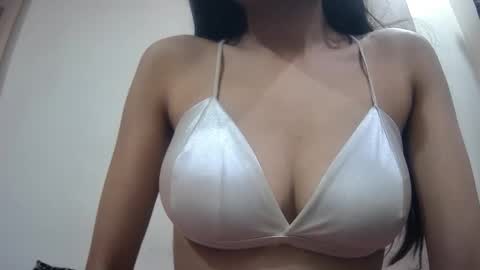 bellacrystall online show from January 25, 2025, 2:25 pm