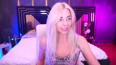 Bella online show from November 25, 2025, 9:15 pm