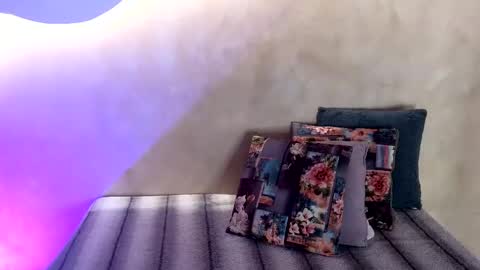 bellarooux online show from December 17, 2025, 12:11 pm