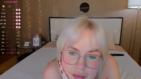 Bella online show from October 25, 2025, 1:02 am